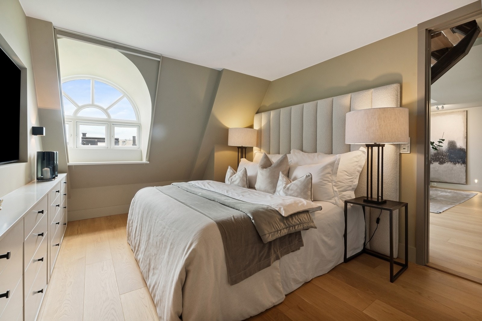 Plassbygget innredning og spesialtilpasset sol/lys-skjerming. Galleribilde