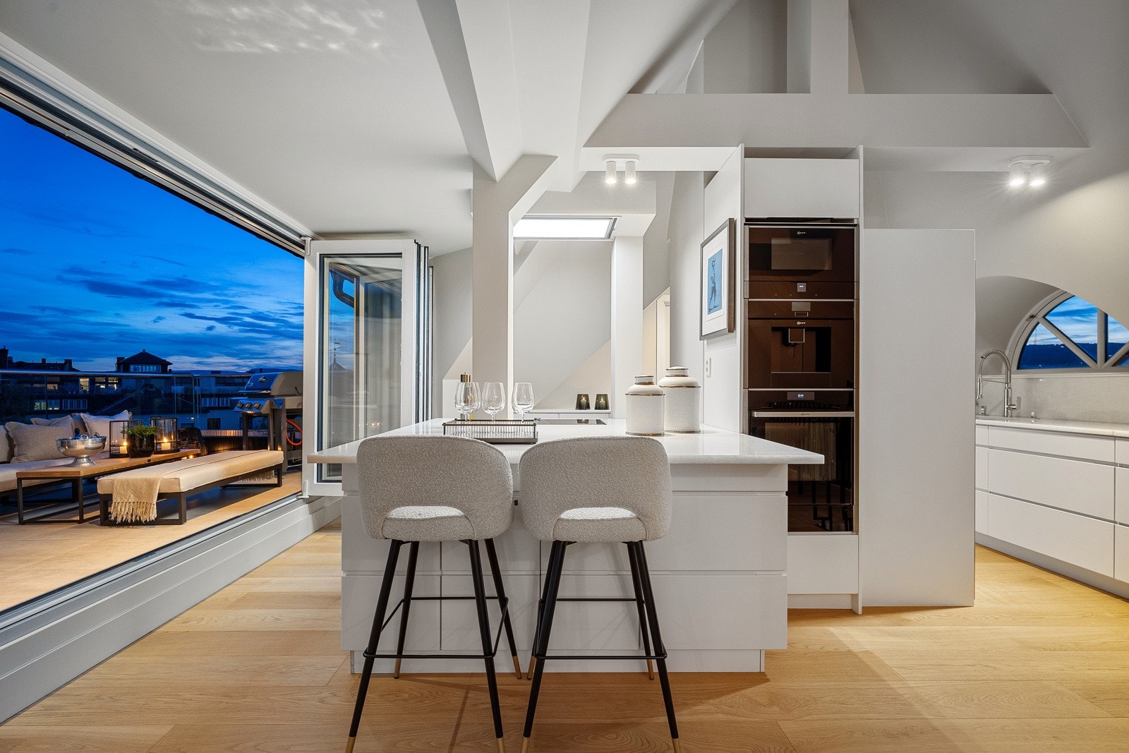 Moderne kjøkken med benkeplater i marmor og hvitevarer fra NEFF. Galleribilde