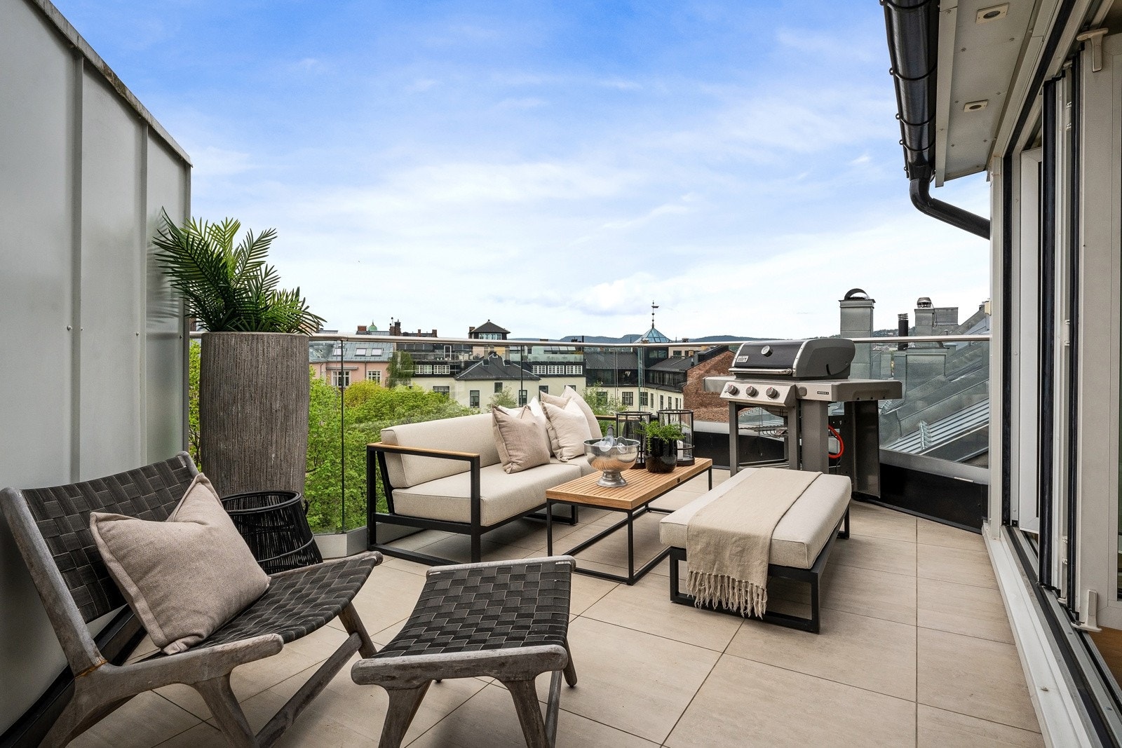 Privat takterrasse med sol fra ca. kl. 08:00-22:00 midtsommers. Galleribilde