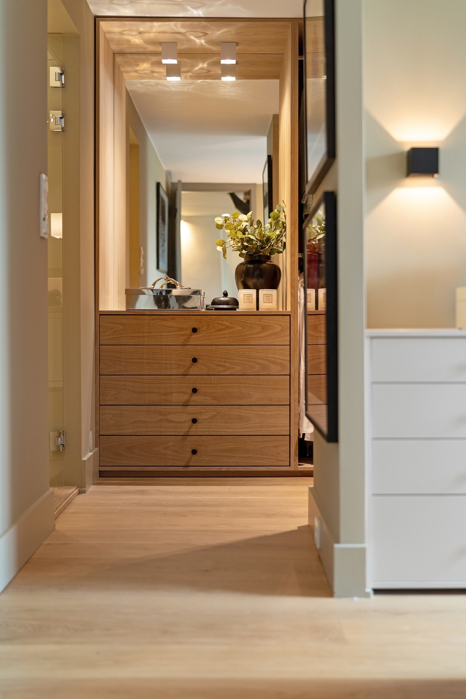 Stor garderobedel med plassbygget innredning mellom hovedsoverom og eget bad. Galleribilde