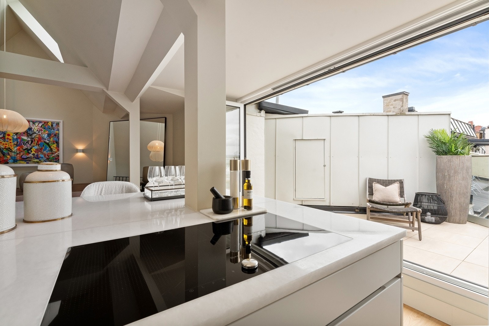 Kjøkkenet er velutstyrt med toppmodeller fra NEFF og integrert ventilator i tak. Galleribilde