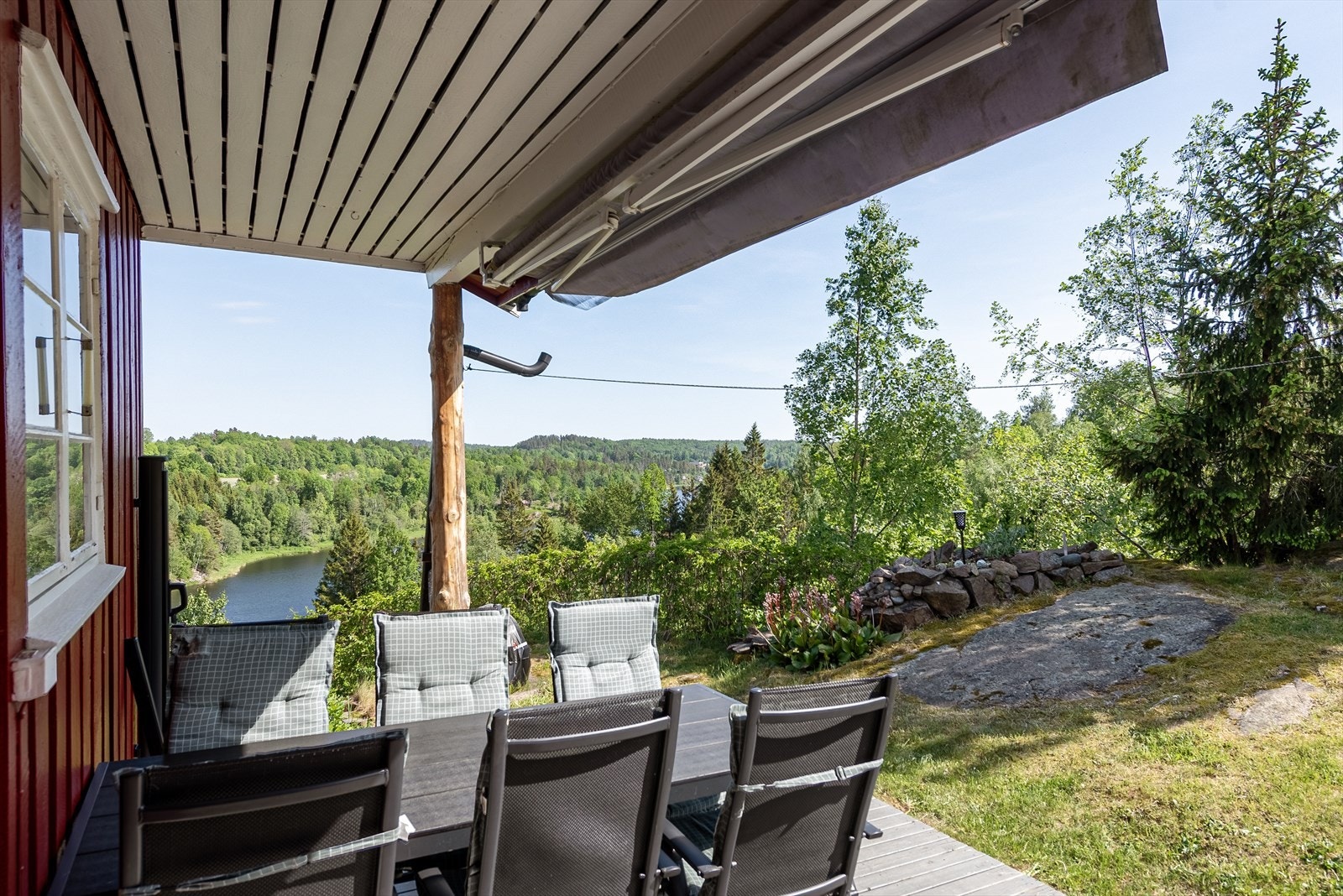 Uteplassen er delvis overbygget og gir deg fin utsikt til Askjemvannet Galleribilde