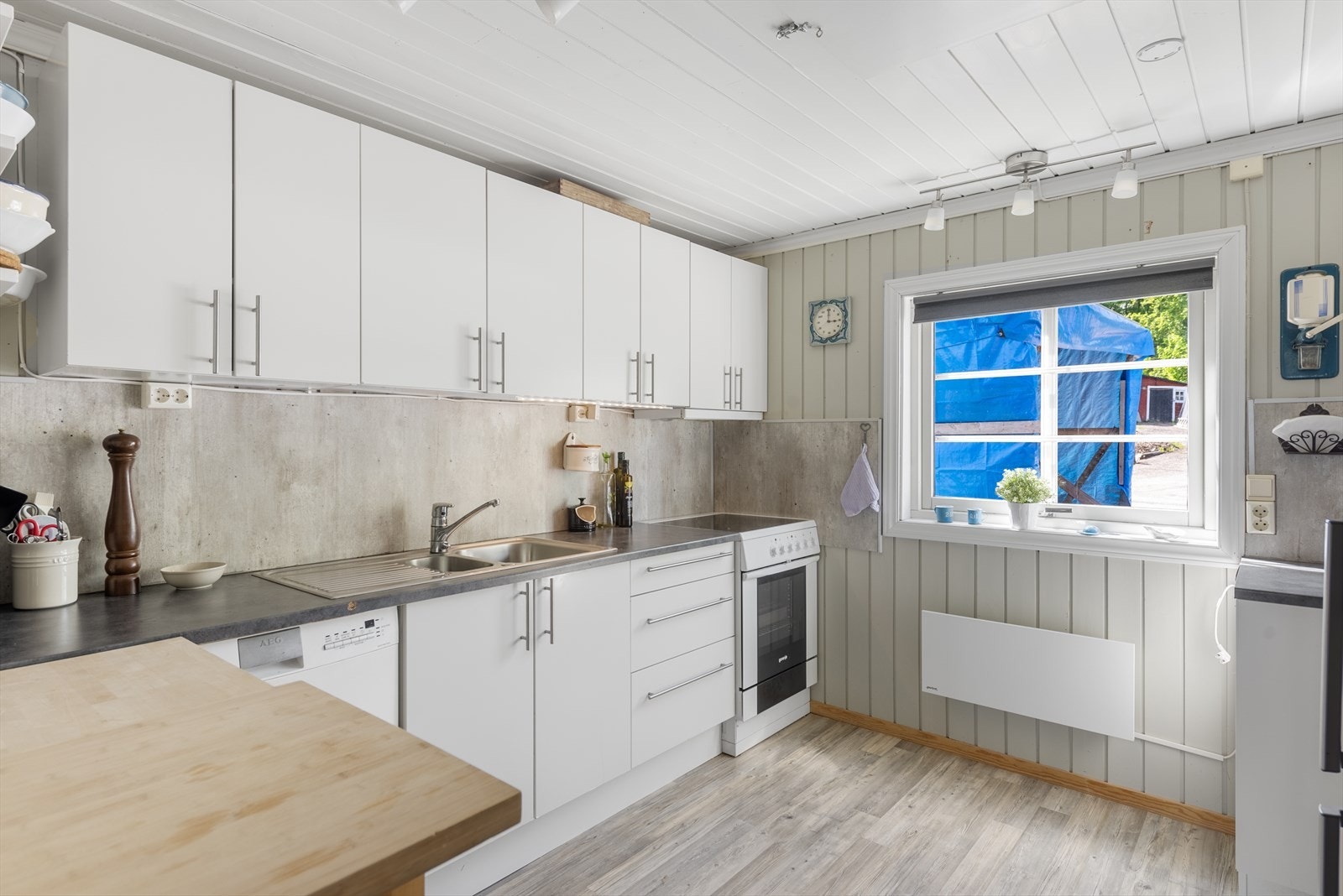 Kjøkkenet er nytt i 2017 og har et fint og lyst utseende Galleribilde