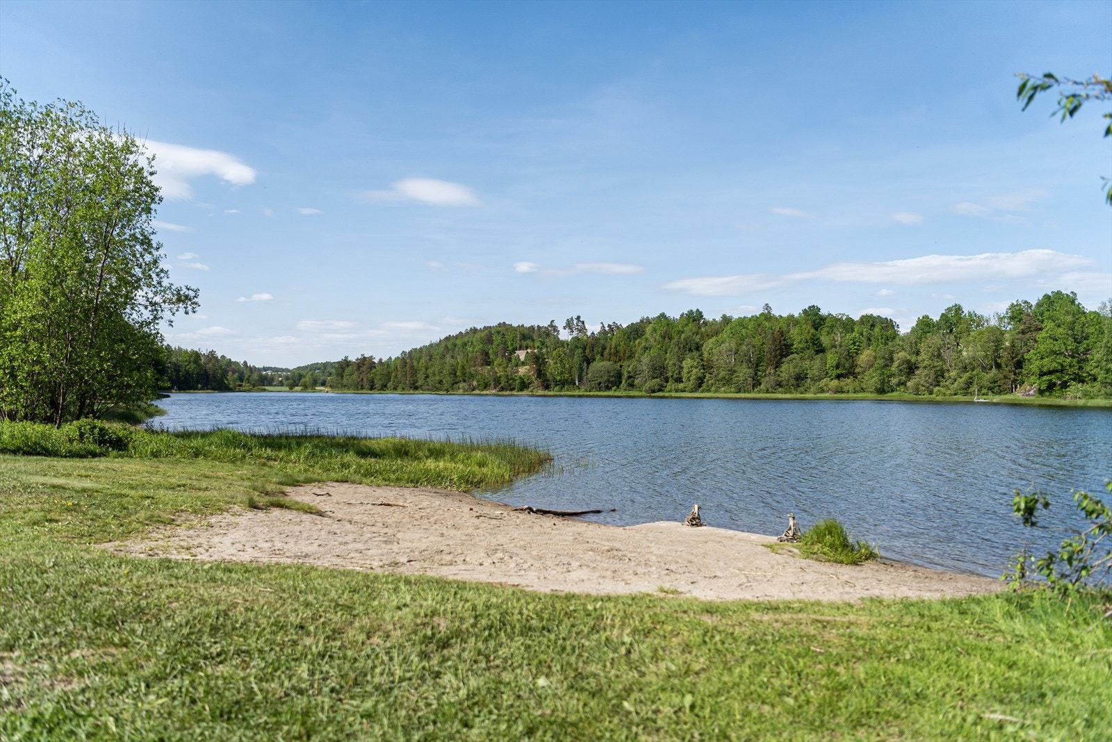 En kort spasertur tar deg til strandlivet og et forfriskende bad Galleribilde