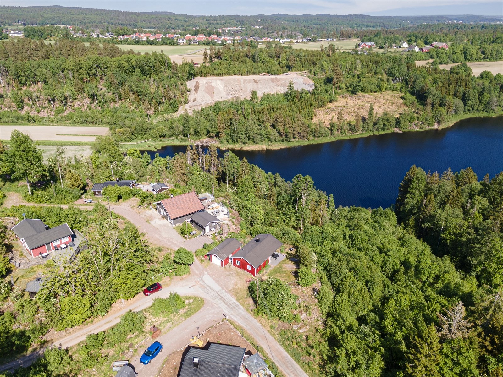 Det er en stikkvei på ca 50 meter som går ned til Askjemvannet Galleribilde