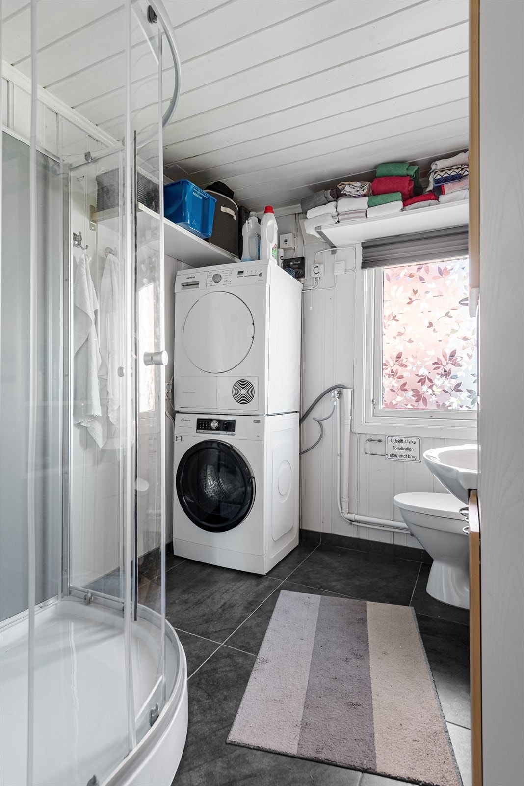 Badet er fra 2011, men fikk en oppgradering i 2017/2018 med gulvvarme, nå servantinnredning, nytt toalett og dusjkabinett Galleribilde