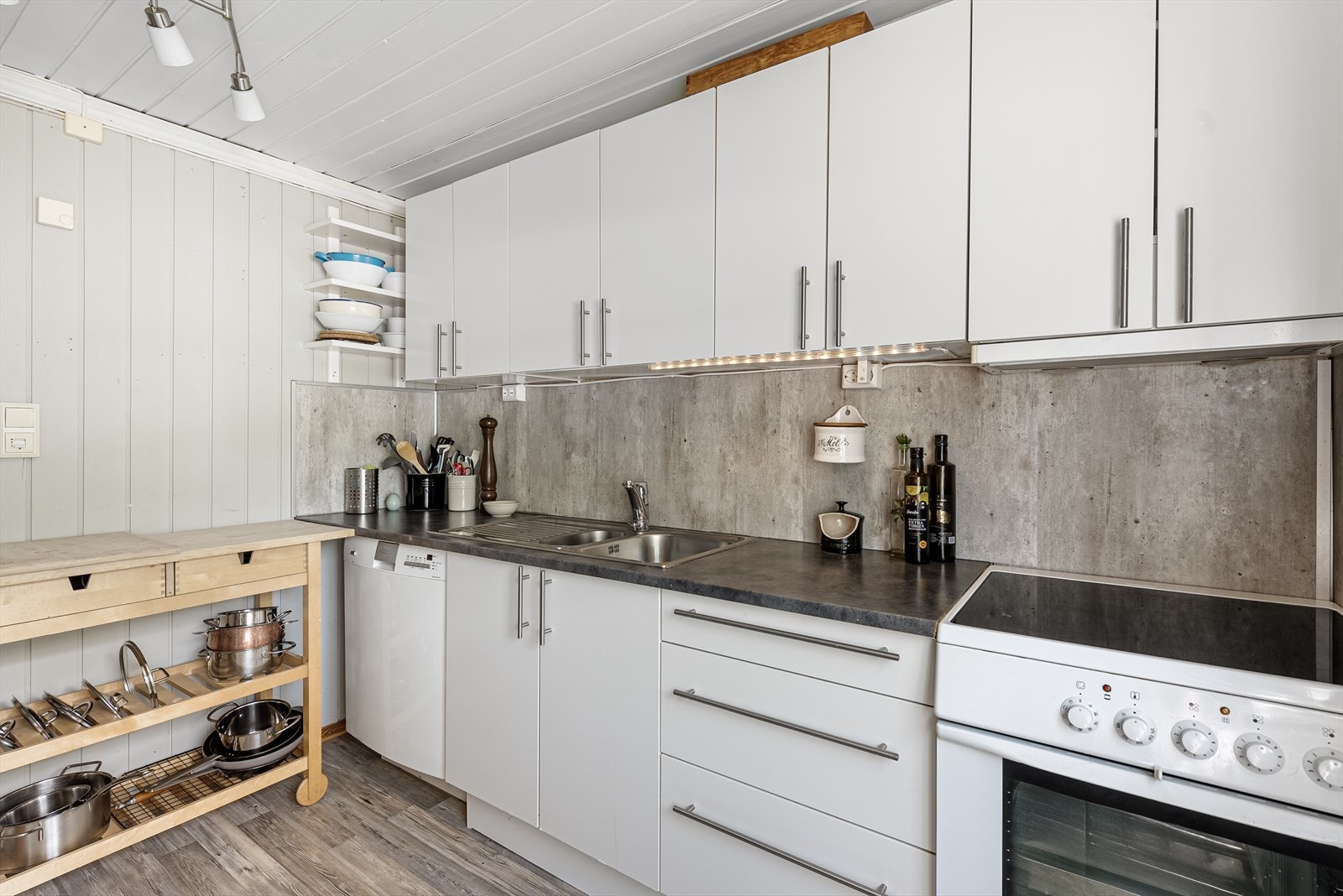 Det er ekstra lys under overskapene og plass til frittstående hvitevarer Galleribilde