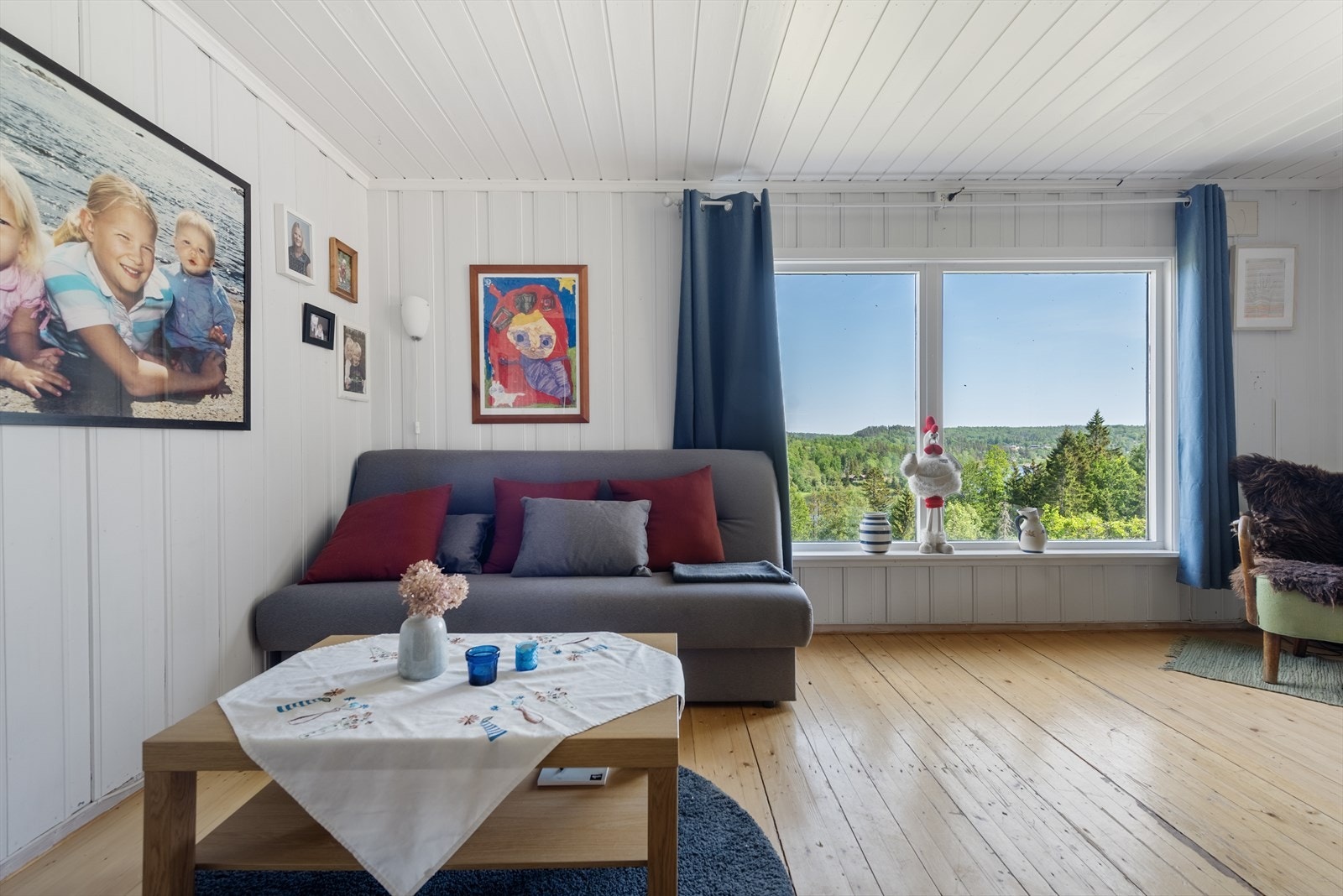 Hytten har en lys og sjarmerende fremtoning med lyse vegger og tak og lyst tregulv Galleribilde