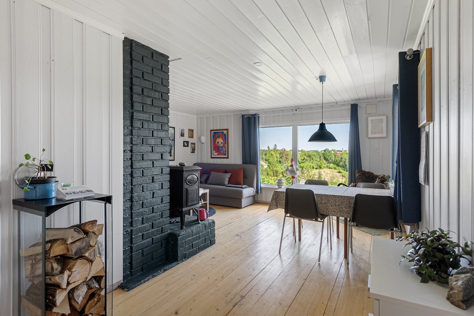 Den malte mursteinspipa er en fin kontrast i rommet Galleribilde