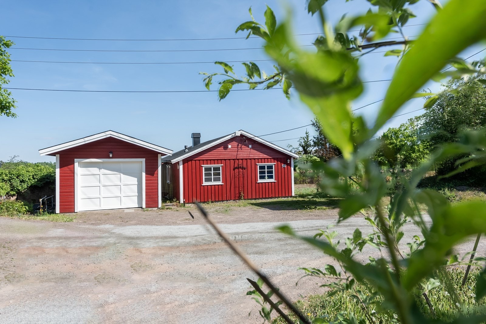 Det er plass til parkering på tomten og garasjen Galleribilde