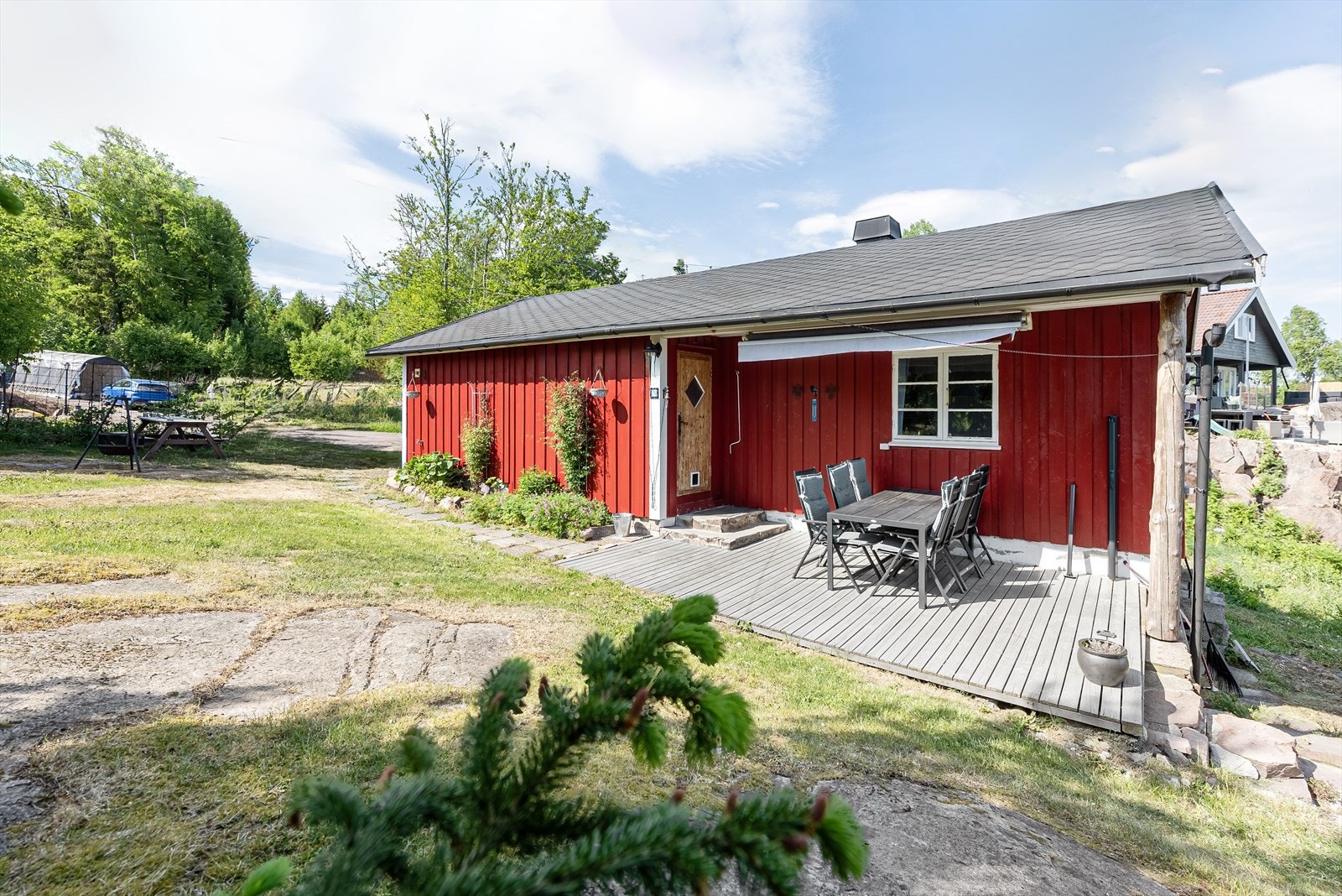 Ved inngangspartiet har du terrasse med et flott utsyn over området. Galleribilde