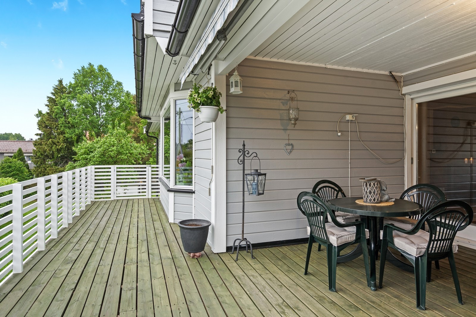 Stor fin uteplass, delvis takoverbygget i 1.etg. Galleribilde