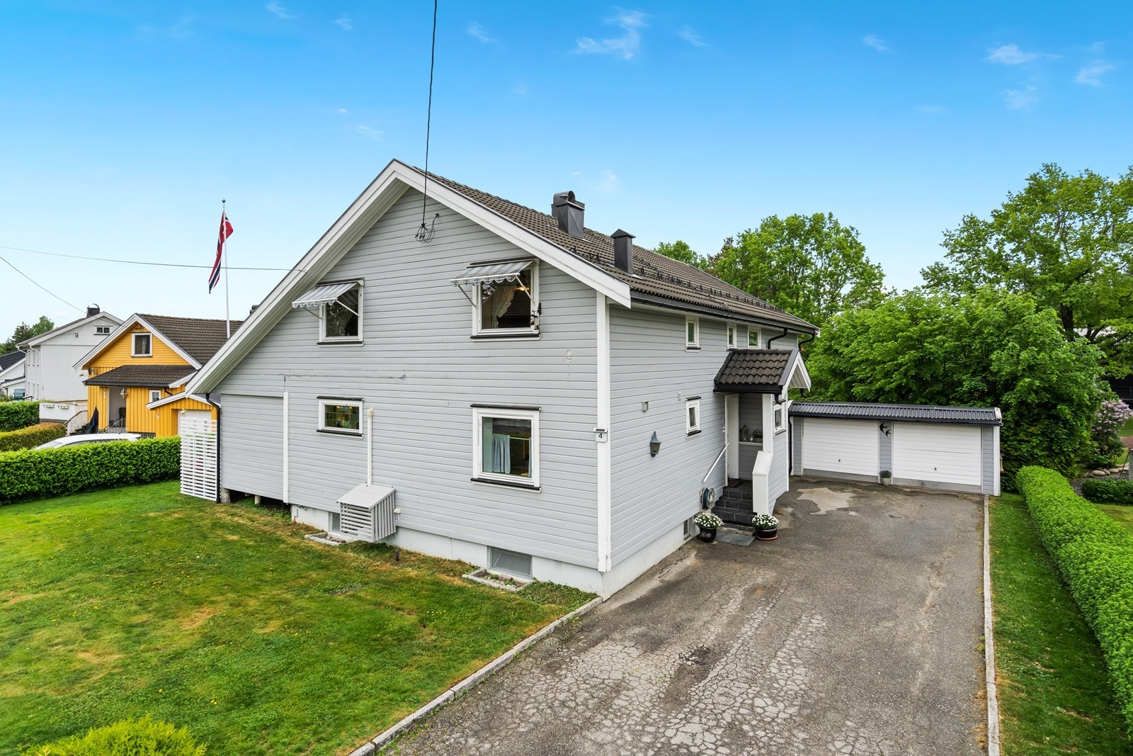 Her har vi gleden av å presentere for salg en hel tomannsbolig - horisontaldelt & seksjonert. Galleribilde