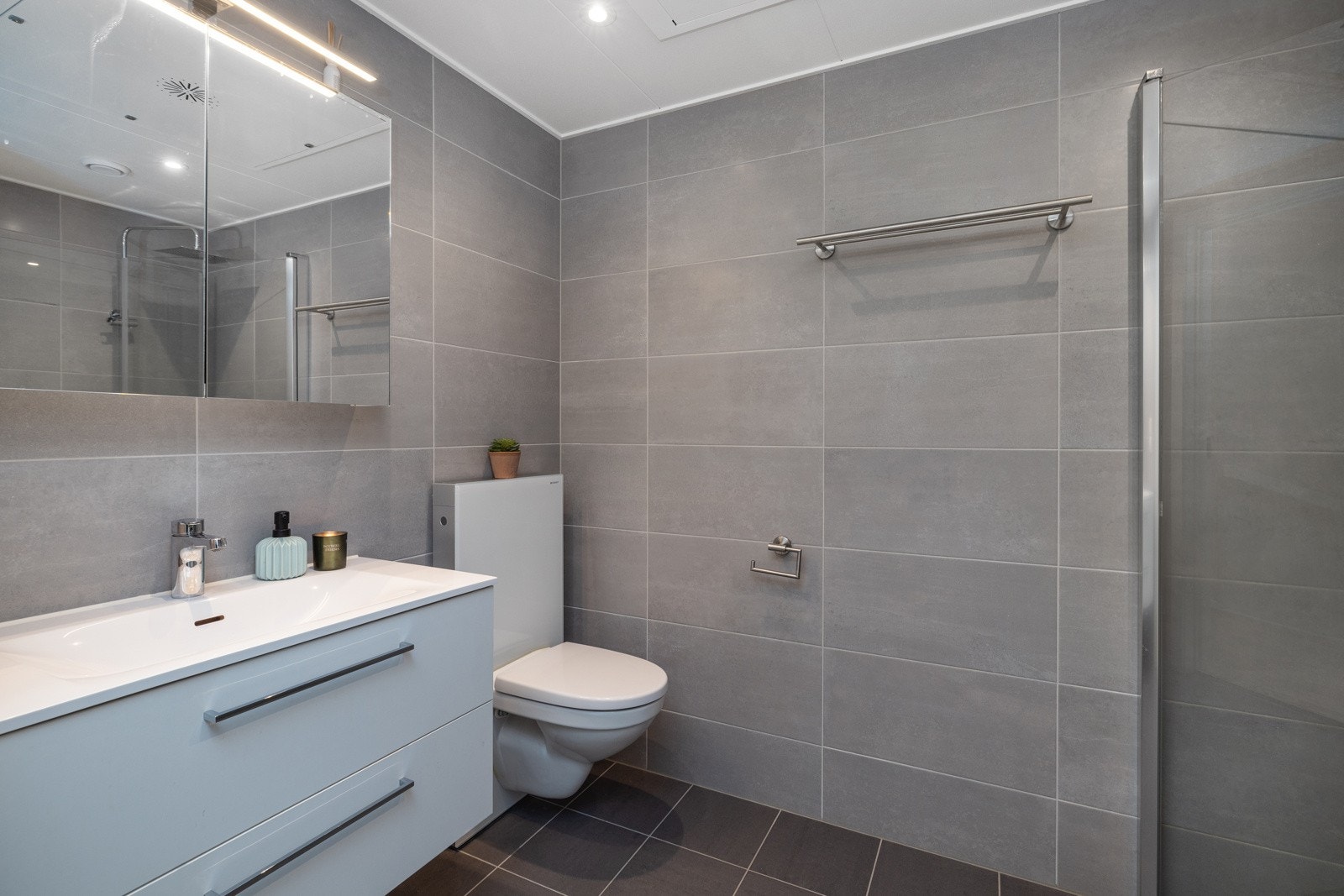 Delikat, flislagt bad i 1. etasje. Det er varmekabler på begge baderom. Galleribilde