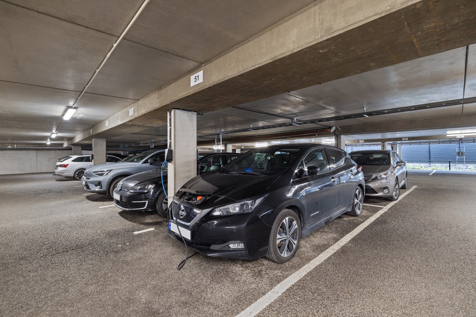 Garasjeplass med el.bil-lader. Galleribilde