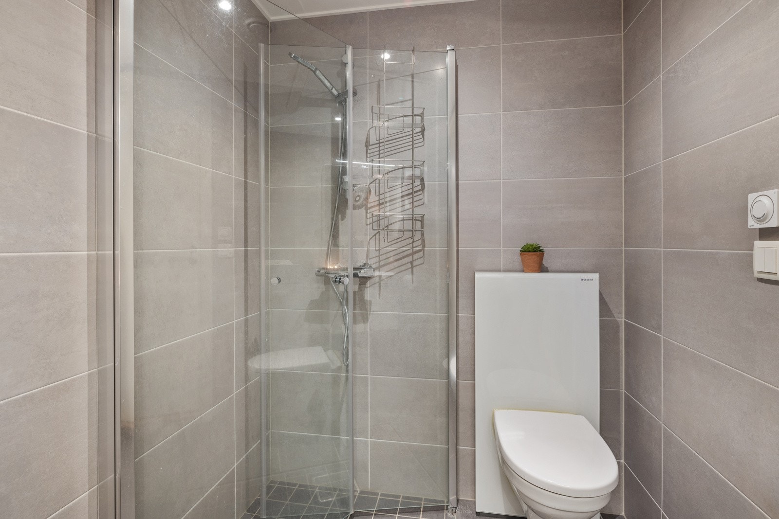 Delikate, flislagte baderom i begge etasjer. Galleribilde