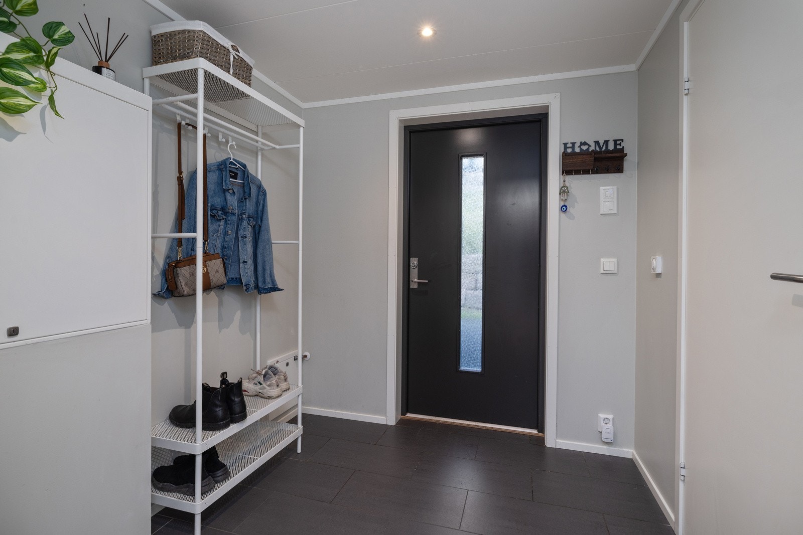 Romslig, flislagt entré med god plass til ytterbekledningen. Galleribilde
