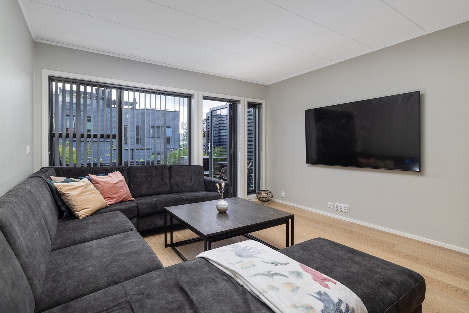 Allrommet har en lys fargepalett med mørke karmer som skaper en naturlig kontrast. Galleribilde