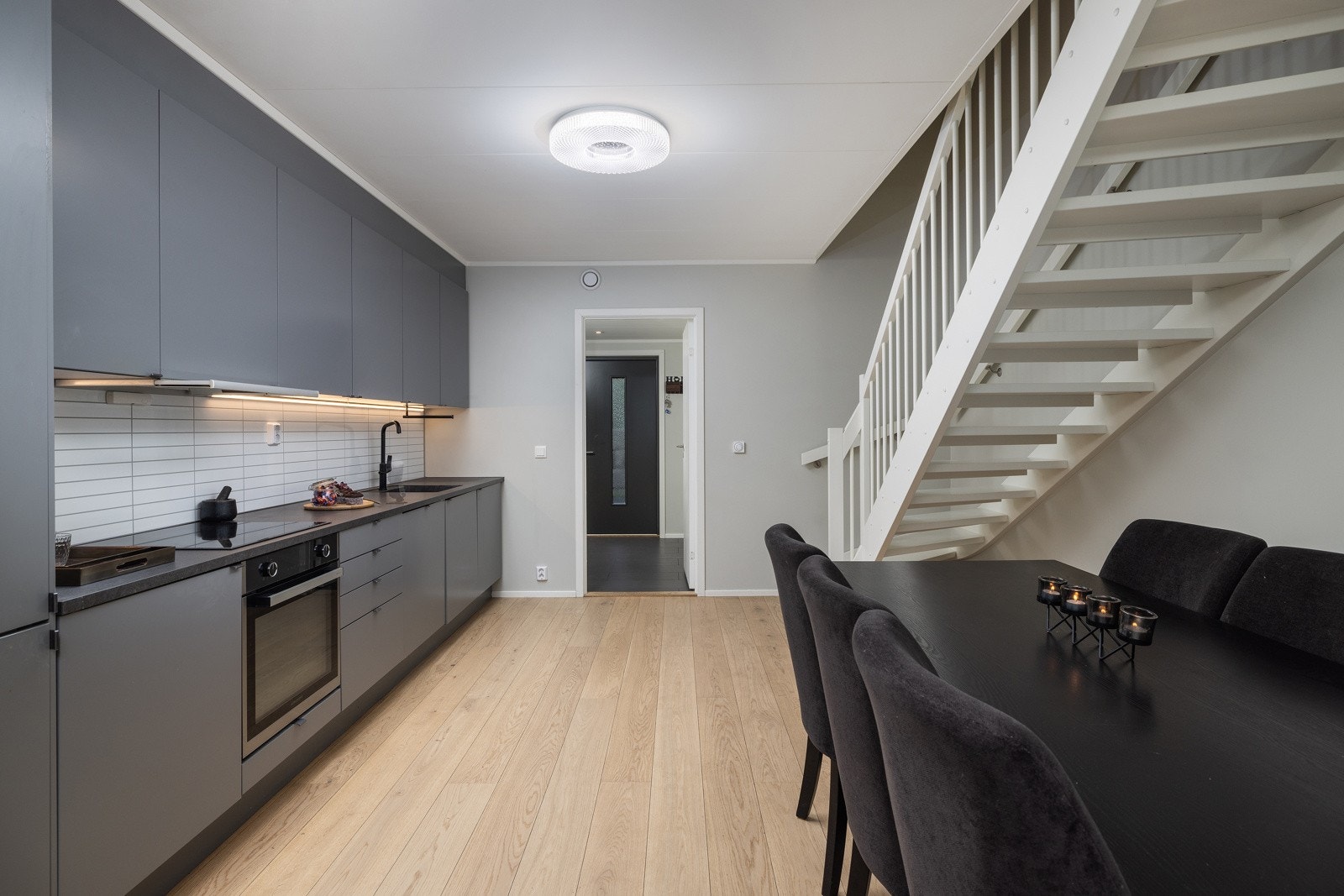 Moderne kjøkken med helintegrerte hvitevarer. Galleribilde