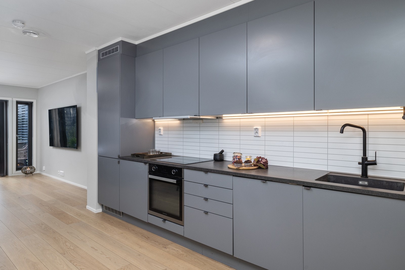 Flere moderne kvaliteter som vannbåren gulvvarme og balansert ventilasjon i huset. Galleribilde