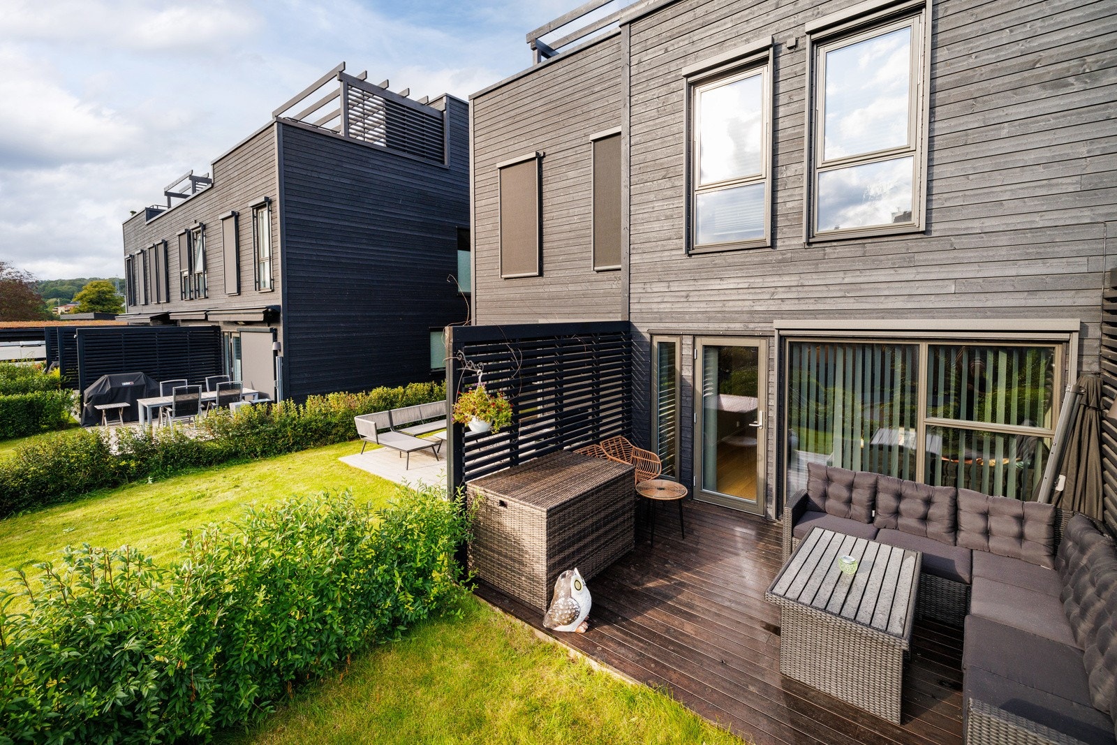 Rekkehuset vender mot sydvest og har solrik terrasse og hage. Galleribilde