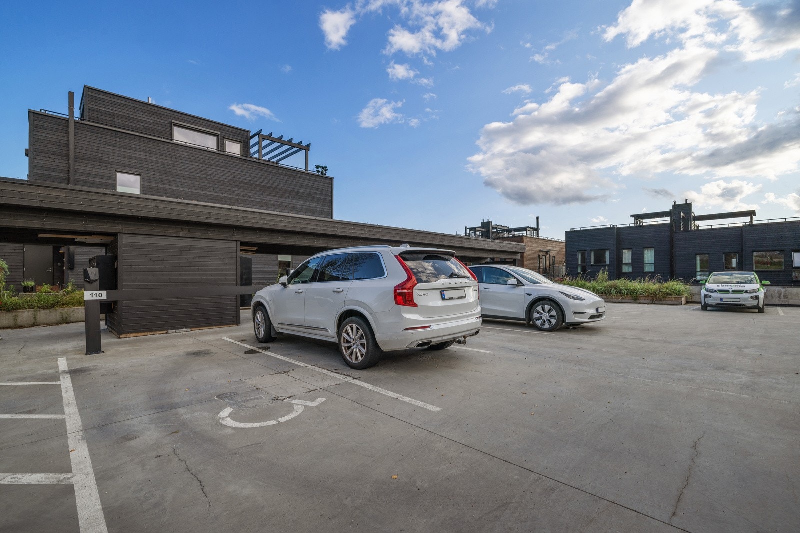 Det medfølger også én utendørs biloppstillingsplass. Galleribilde