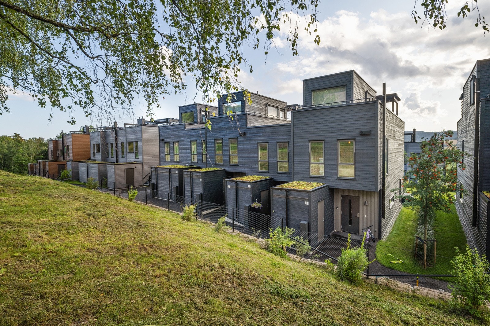 Rekkehuset ligger i et nyere boligområde bestående av småhusbebyggelse og har blitt et populært nabolag for barnefamilier. Galleribilde