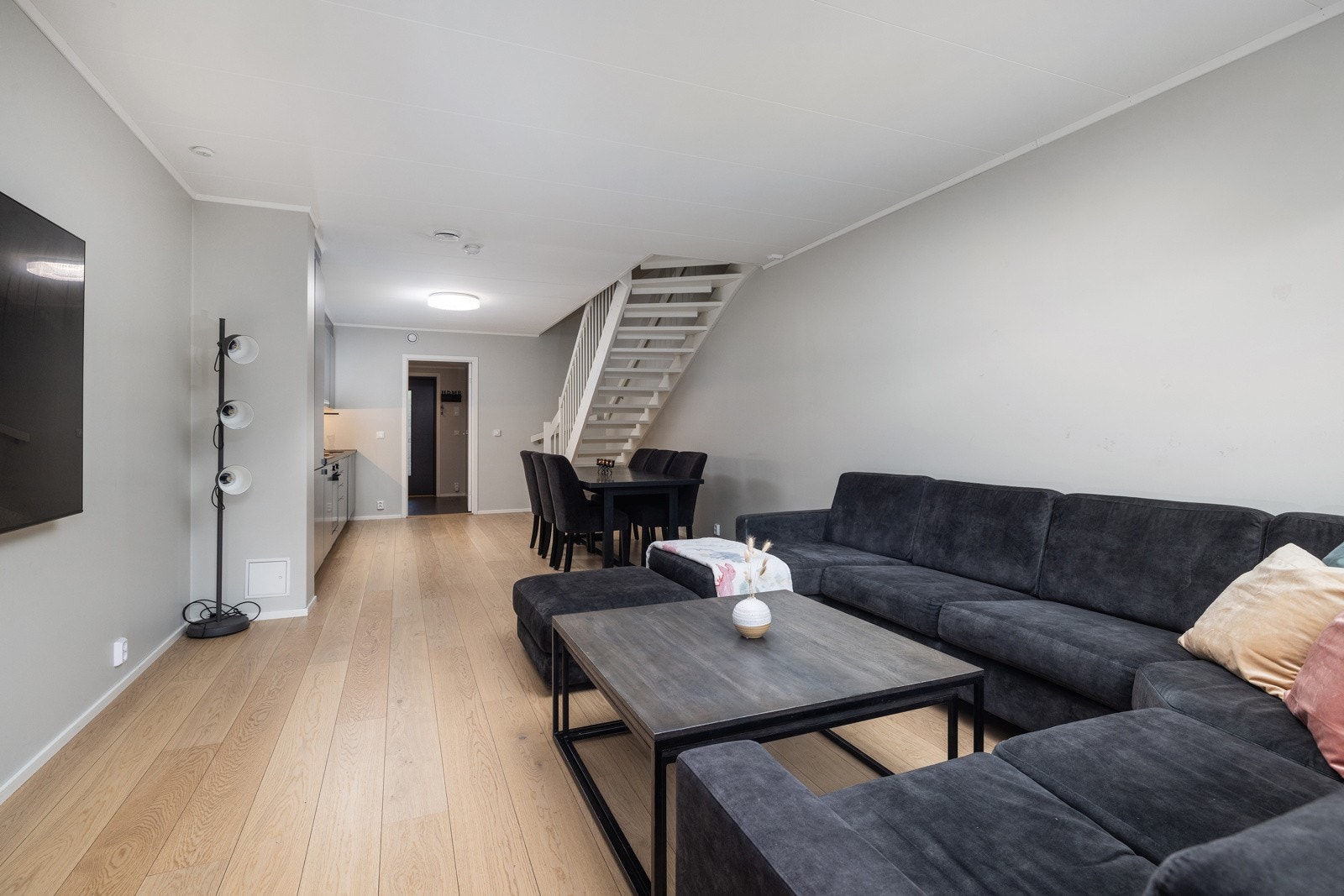 Kjøken, spisestue og stue i åpen og effektiv løsning. Galleribilde