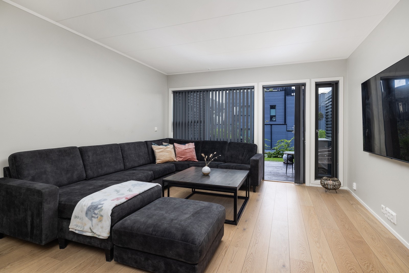 Lys og hyggelig stuesone med terrasse utenfor. Galleribilde