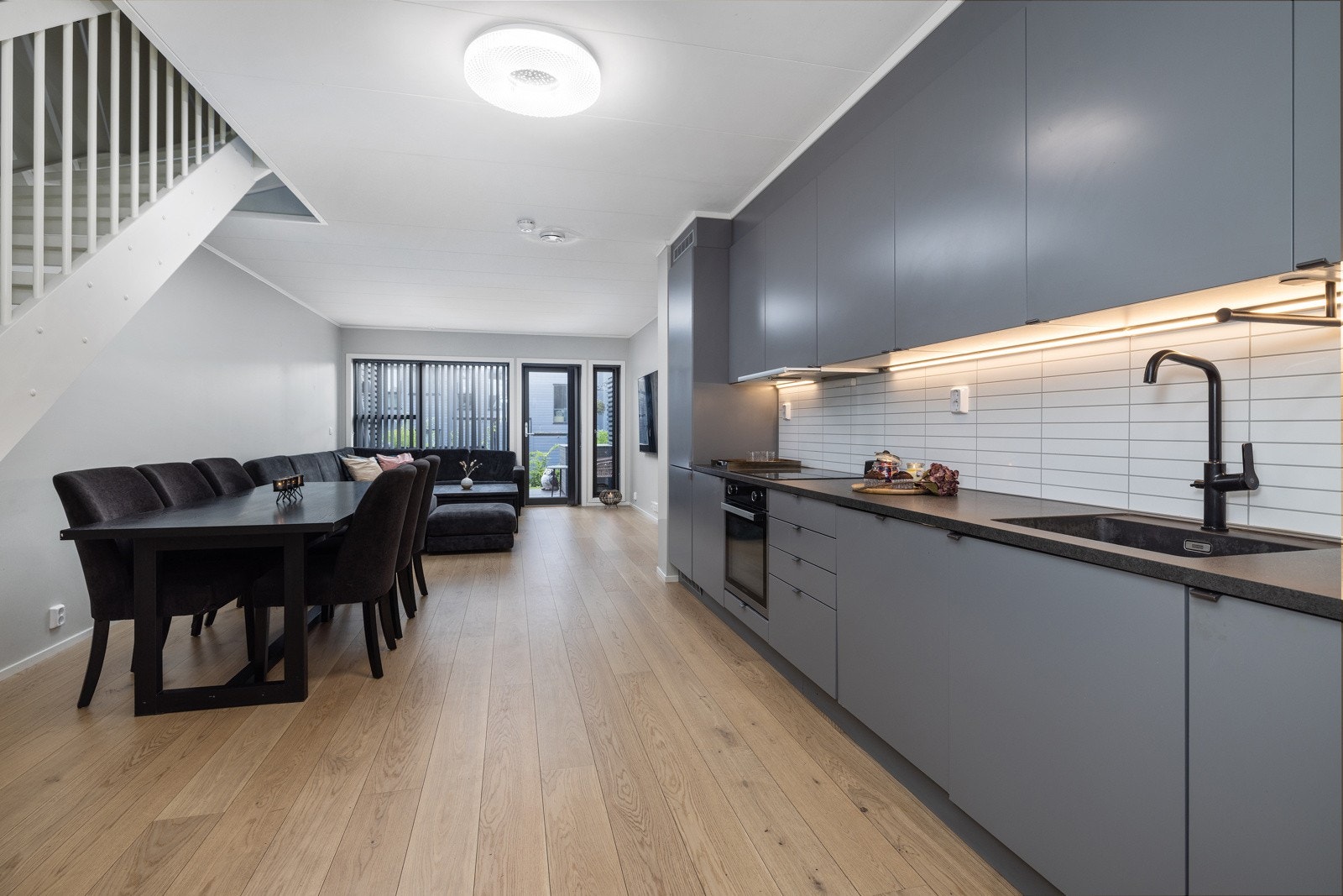 Kjøkken, spisestue og stue. Galleribilde