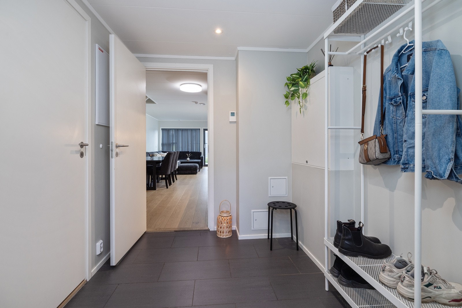 Entré med flislagt gulv. Galleribilde