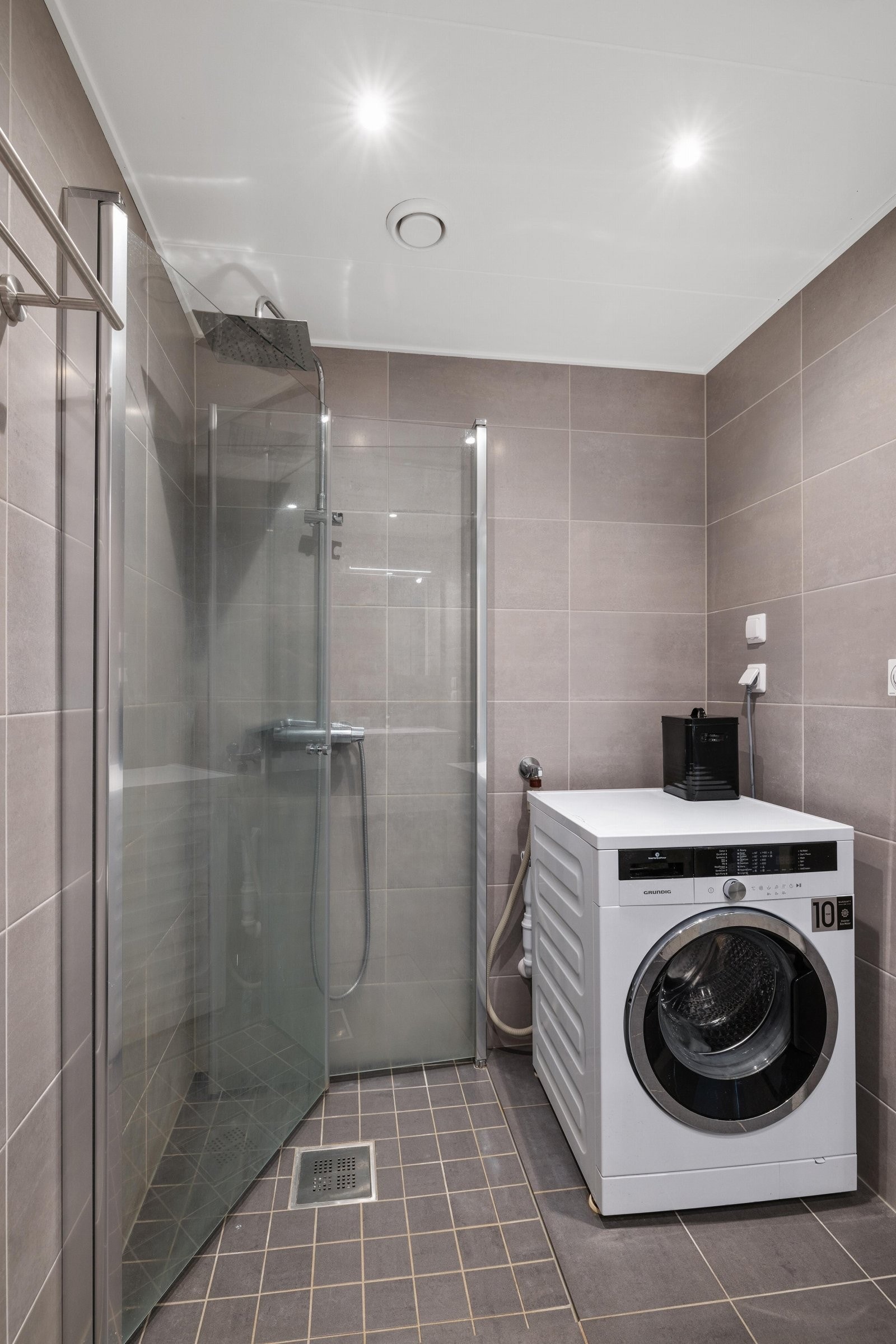 Dette badet har også opplegg for vaskemaskin. Galleribilde