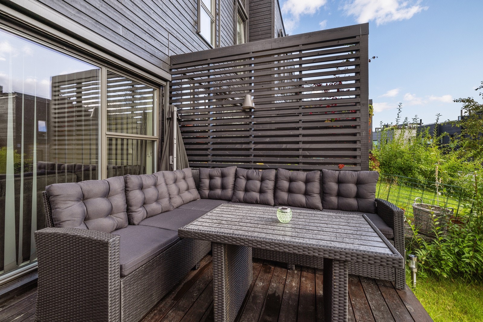 Terrasse med gode solforhold og plass til utemøbler. Galleribilde