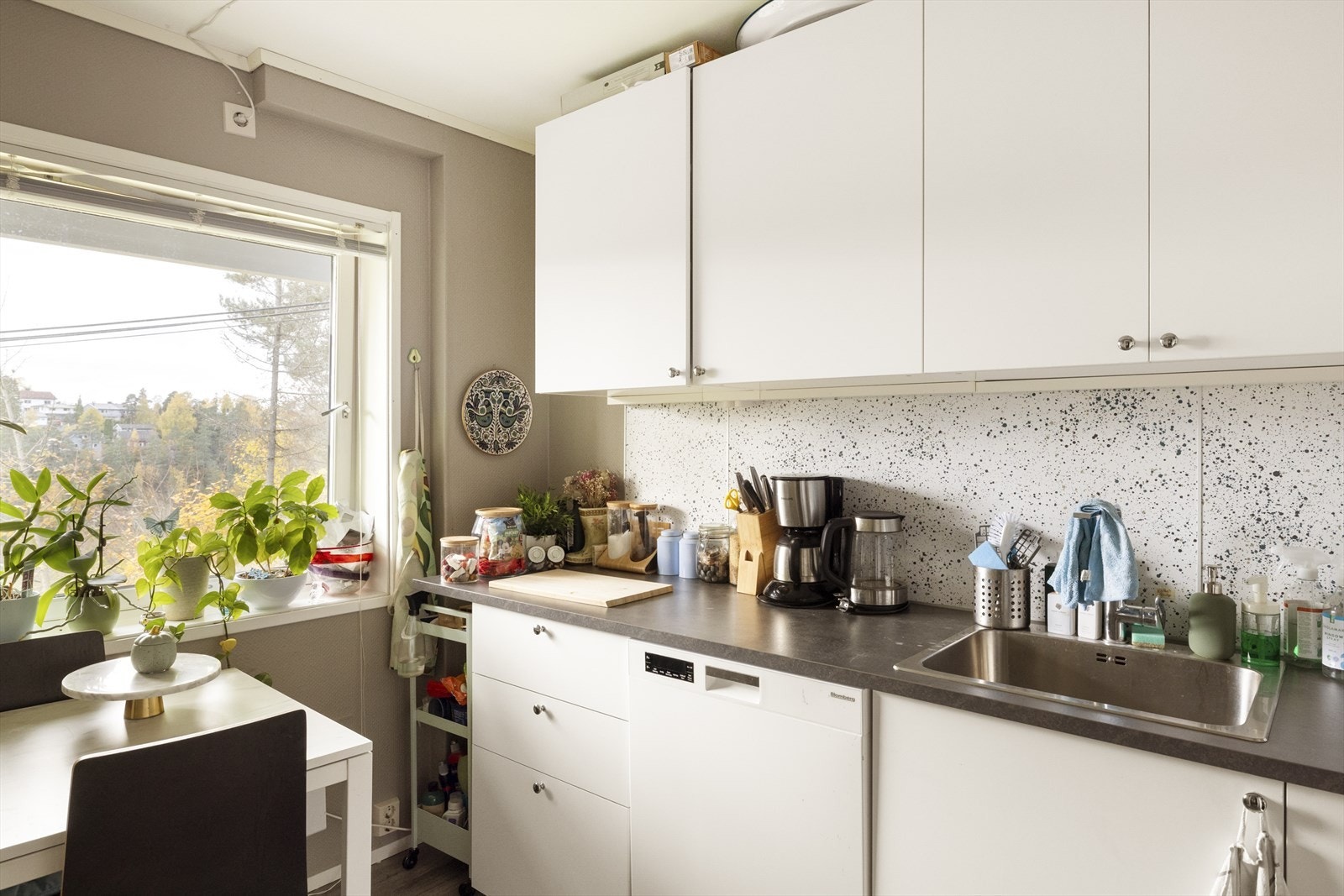 Moderne kjøkkeninnredning fra 2017 med glatte fronter og laminat benkeplate med nedfelt vask. Galleribilde