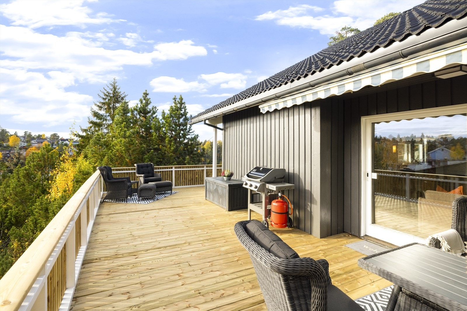 En romslig terrasse på ca. 58 kvm som ligger luftig til i terrenget, med svært gode solforhold gjennom hele dagen. Galleribilde