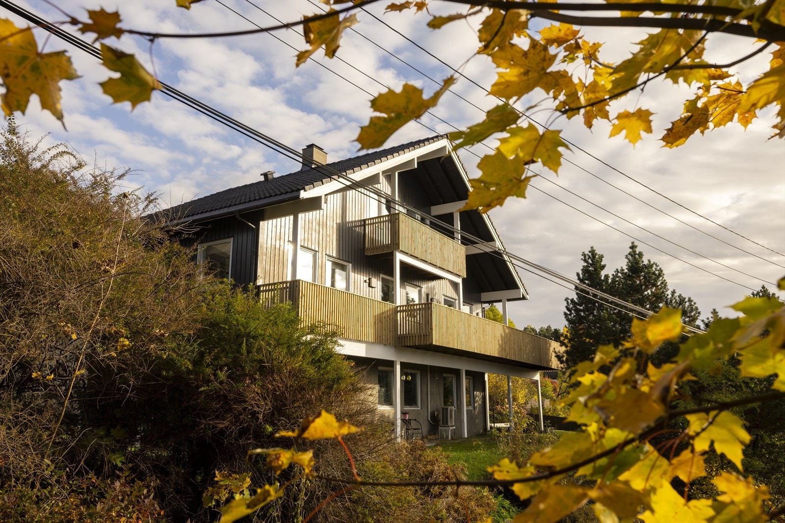 Dette er et etablert og attraktivt boligområde med småhus og villaer, perfekt for familier som setter pris på et trygt og barnevennlig miljø. Galleribilde
