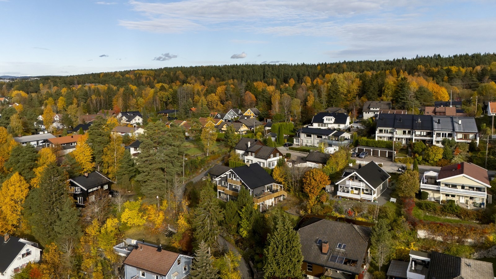 Eiendommen har en flott beliggenhet i Sponstueveien 41B på Øvre Prinsdal, som byr på en fin kombinasjon av rolige omgivelser og nærhet til alt du trenger. Galleribilde