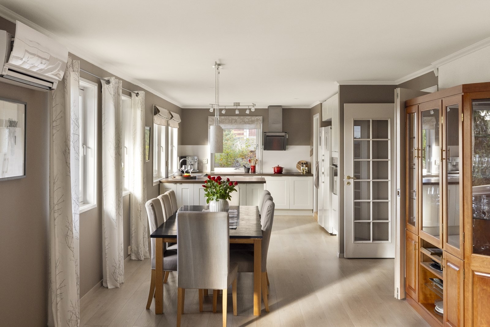 Stor og innbydende spisestue med plass til langbord, perfekt for familiesammenkomster og hyggelige måltider. Galleribilde