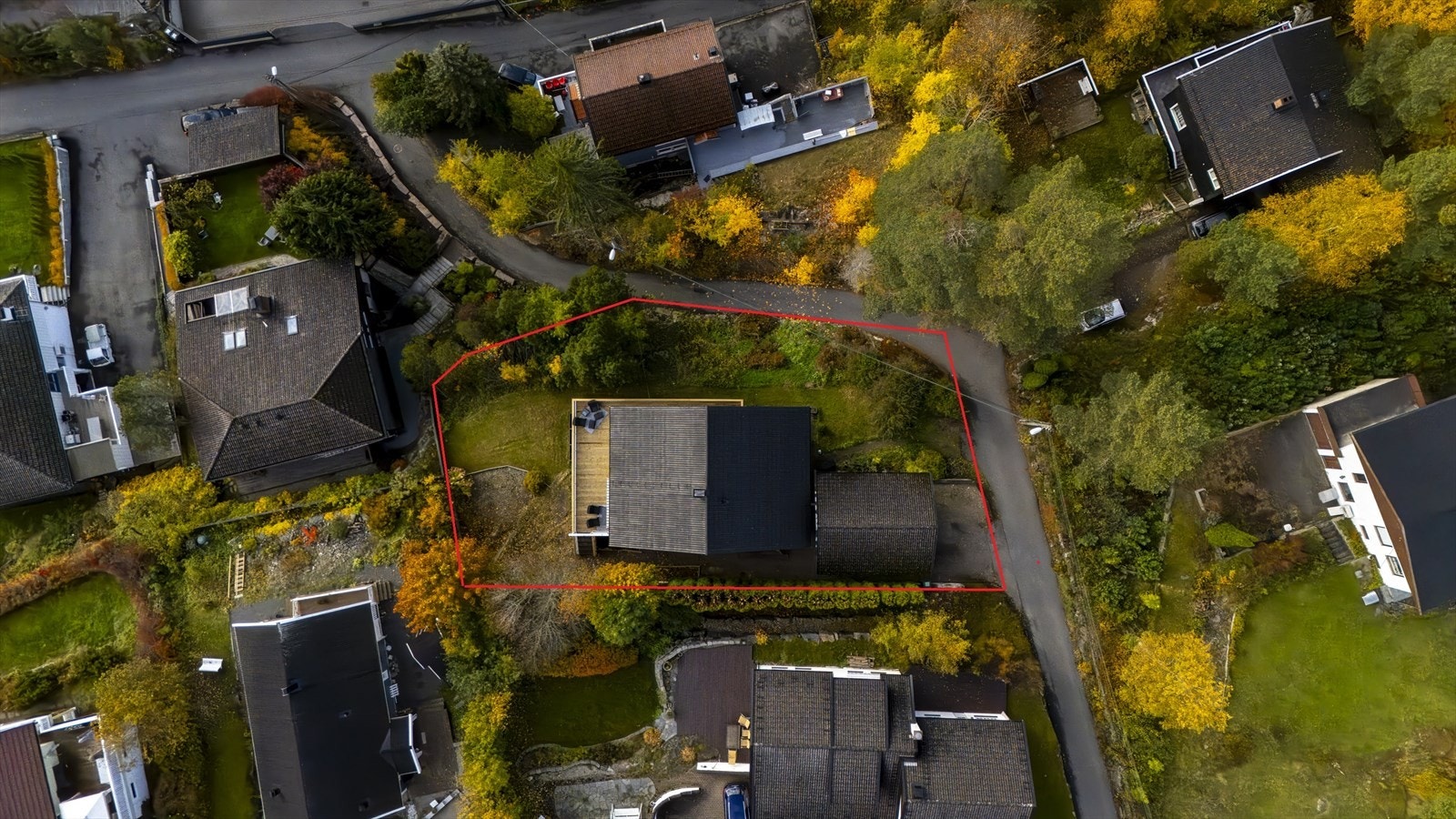 Dette er en flott og hel tomannsbolig over 3 plan med solrik beliggenhet. Tomtegrensen er angitt omtrentlig. Galleribilde