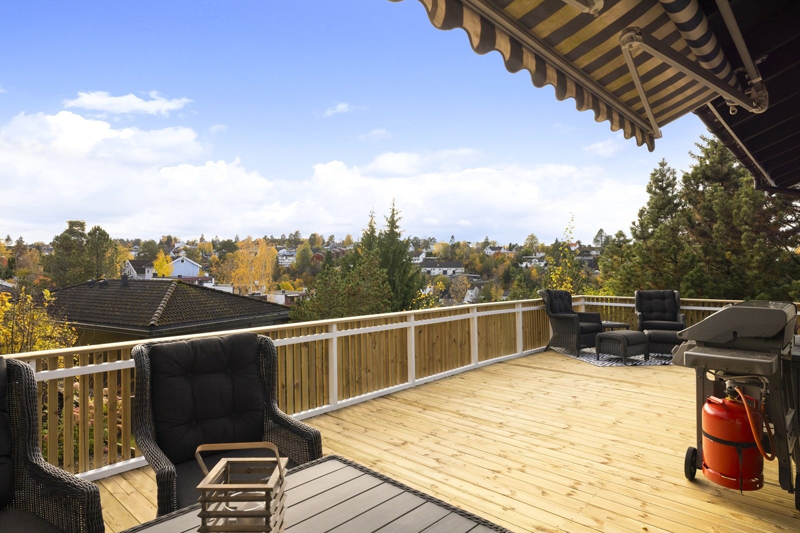 Terrassen er bygget i trekonstruksjoner med rekkverk, og gir god plass til flere sosiale soner, grill og planter. Galleribilde