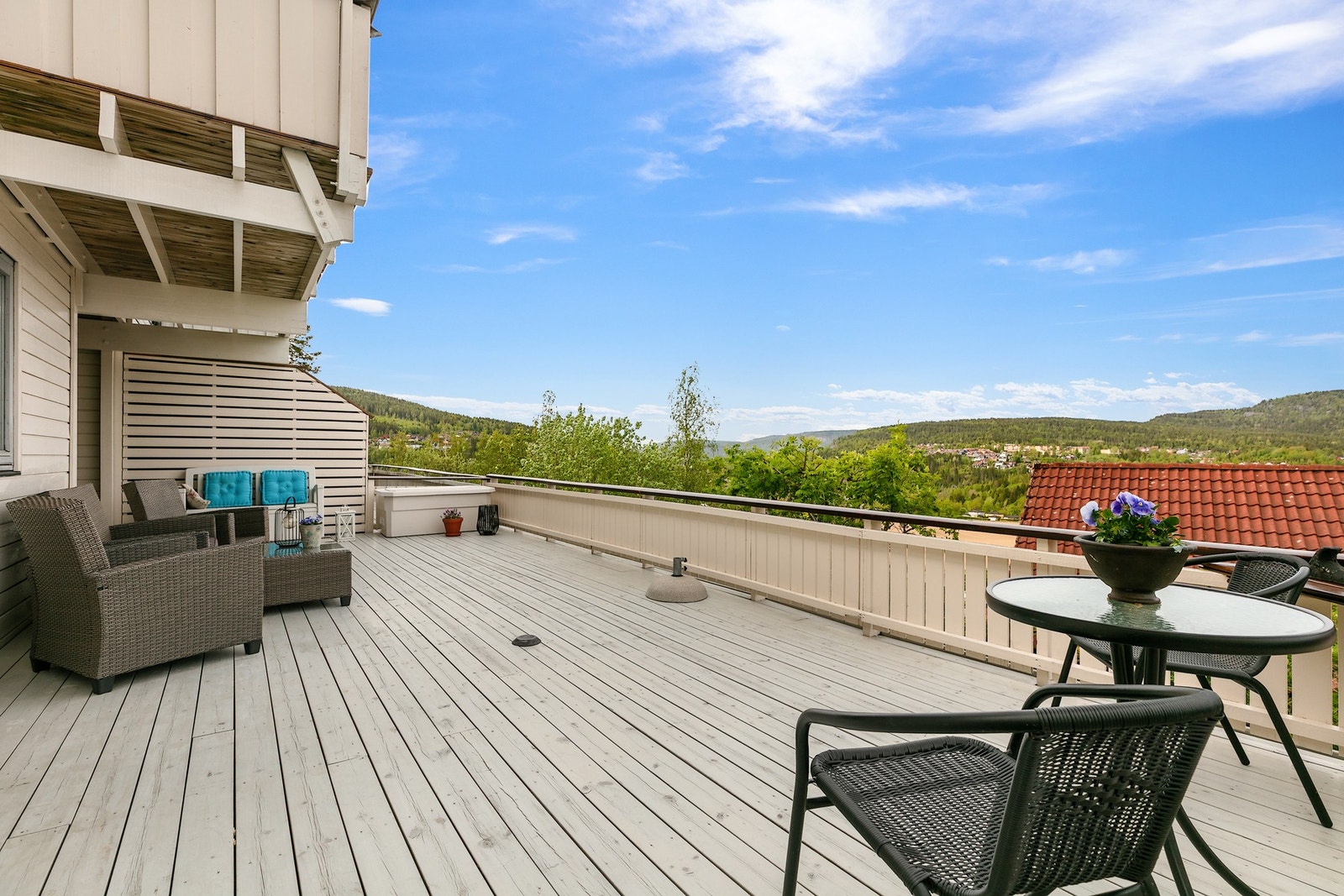 Terrassen på omkring 39 m2 har rikelig areal til å deles inn i ulike soner for utemøblement Galleribilde