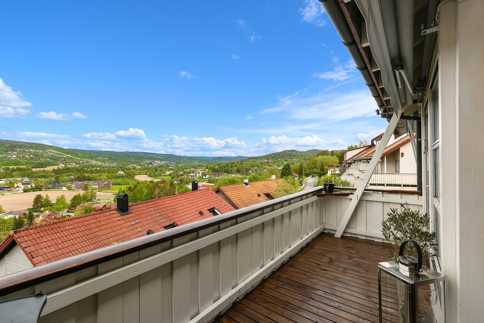 Det er montert markise, terrassevarmer, belysning og stikkontakt i tilknytting til terrassen i 1. etasje Galleribilde