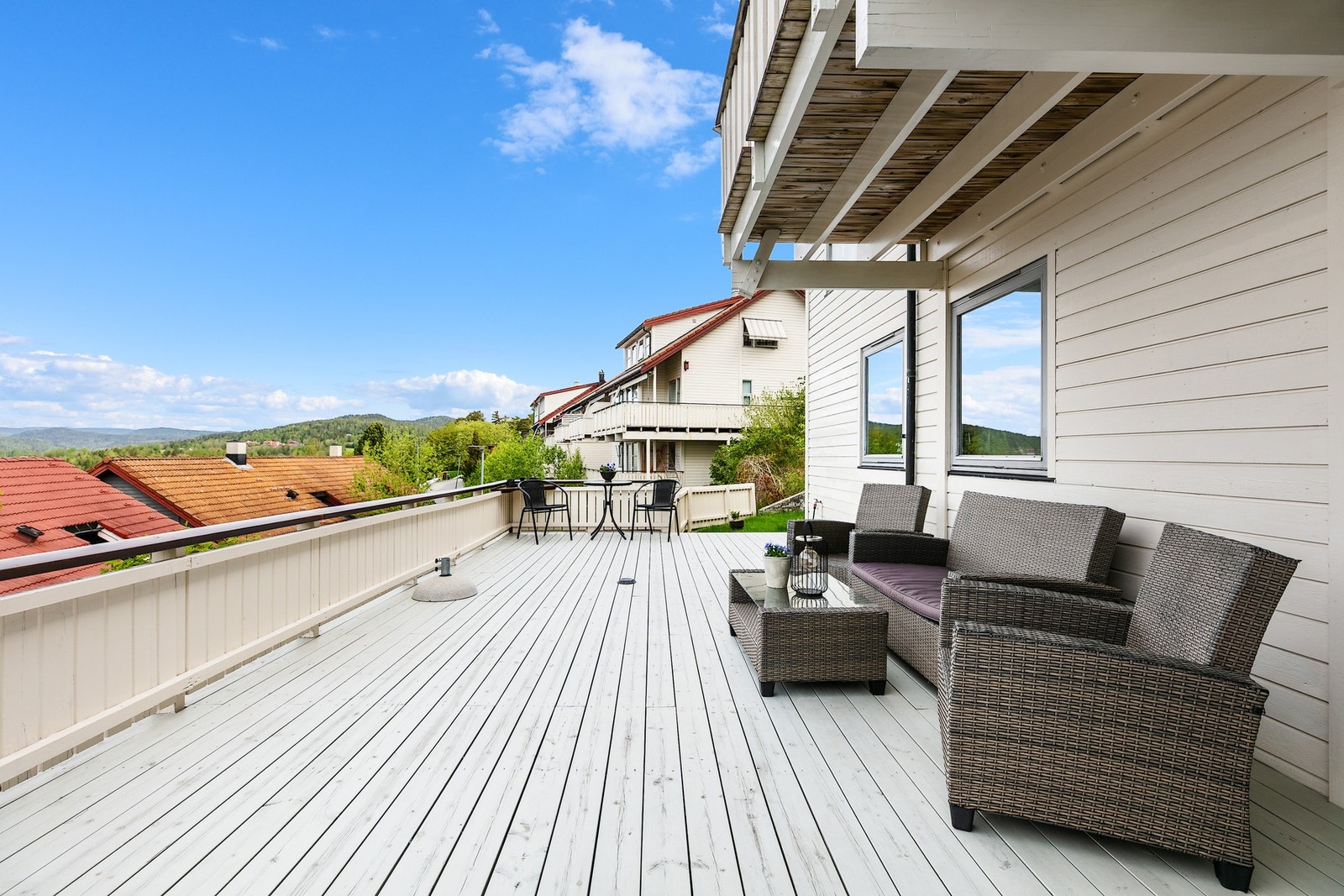 Det er montert belysning og stikkontakt i tilknytting til uteplassen Galleribilde