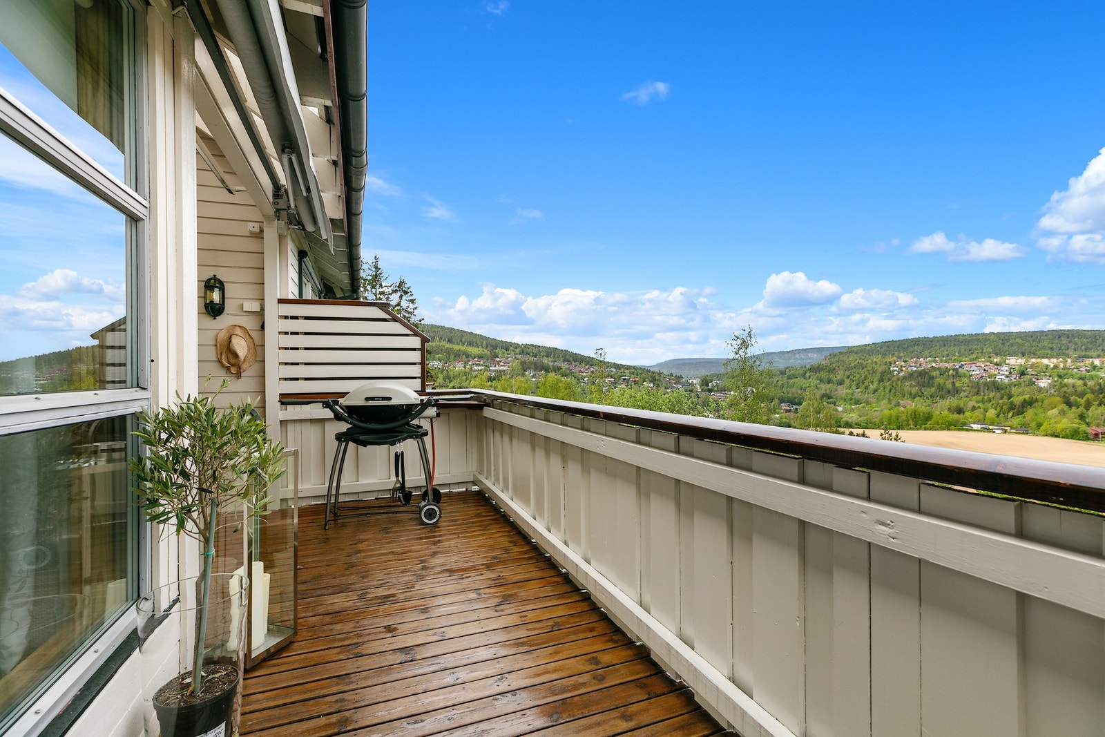 Fra stue er det utgang til en vestvendt delvis overbygget terrasse på rundt 12 m2 med flott utsikt Galleribilde
