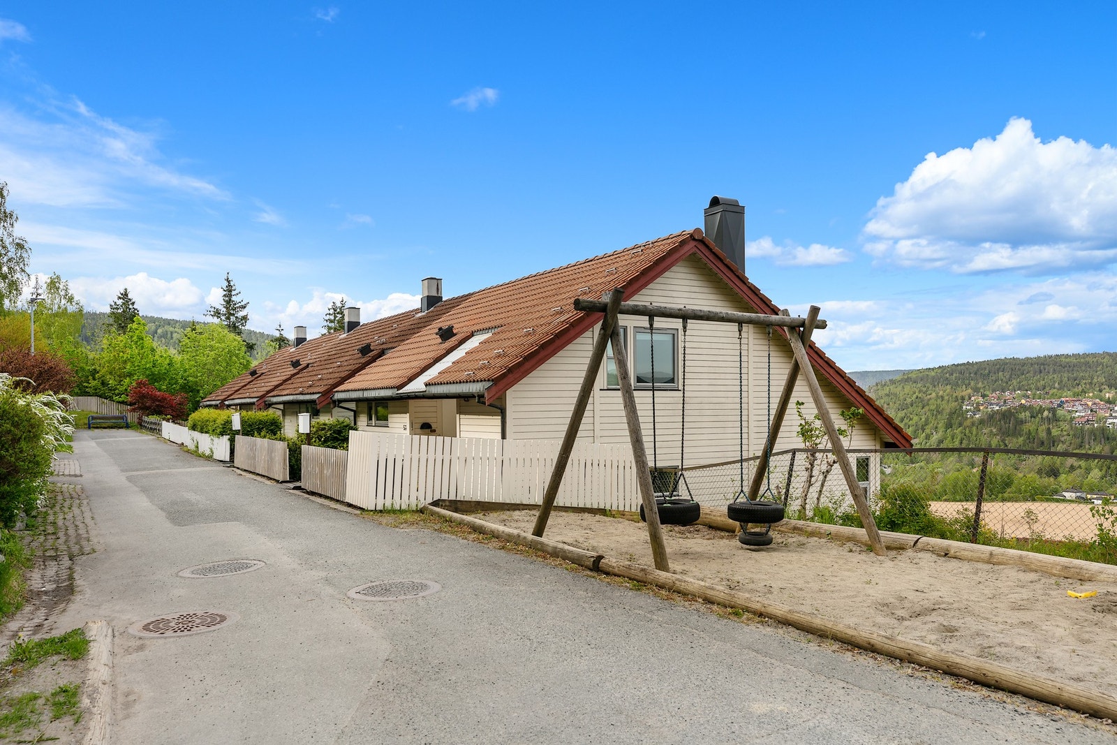 Boligen ligger i et hyggelig og barnevennlig boområde Galleribilde