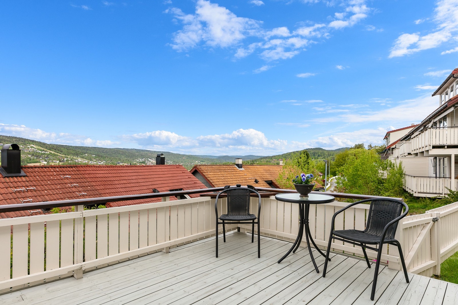 Den store terrassen gir tilgang til terreng/egen hagedel Galleribilde