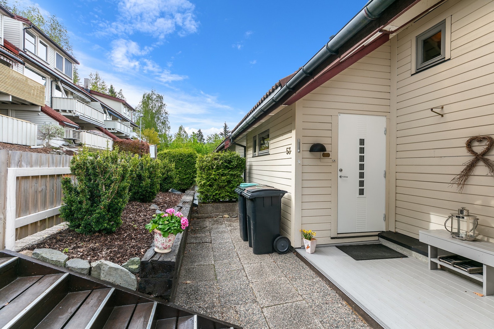 En hellesatt forhage gir adkomst til et hyggelig overbygget inngangsparti med platting Galleribilde