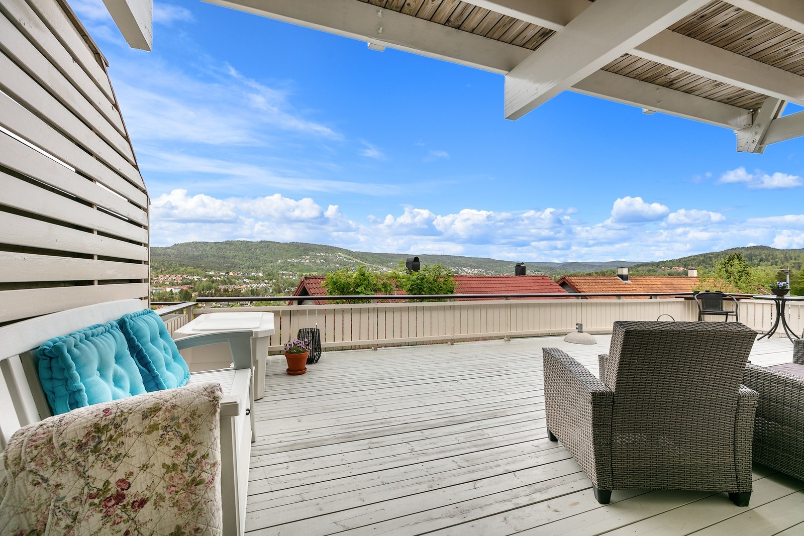 Utgang til den vestvendte delvis overbygde terrassen. Levegg i treverk er satt opp mot nabo Galleribilde