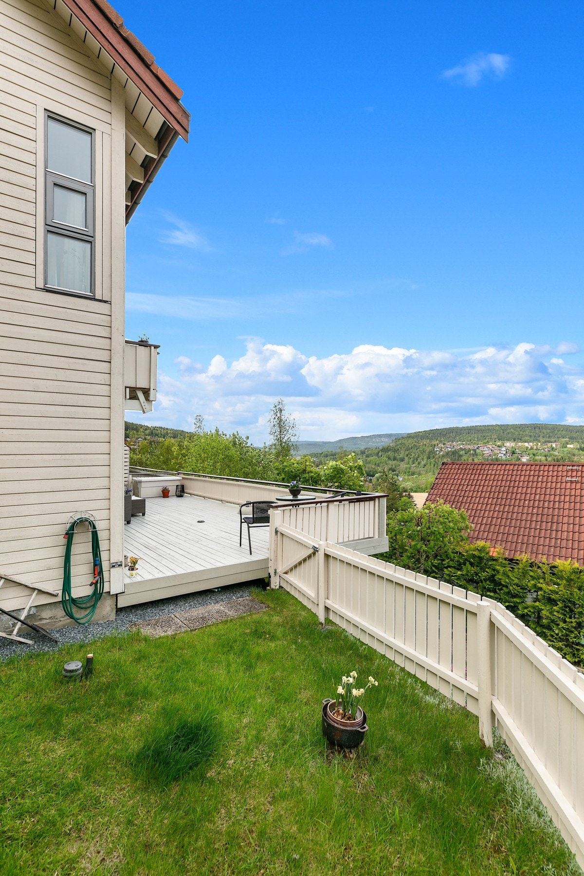 Hage på enden av huset (del av hagen ligger utenfor tomtegrensen til boligen) Galleribilde