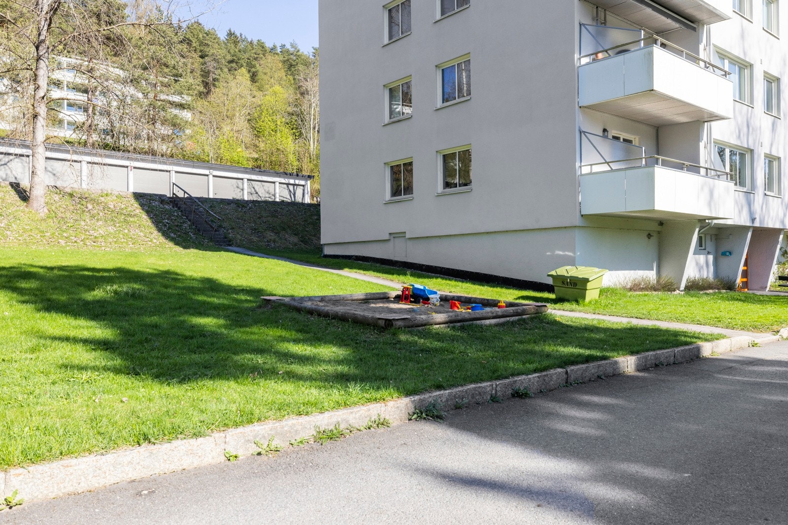 Sandkassa utenfor blokka Galleribilde